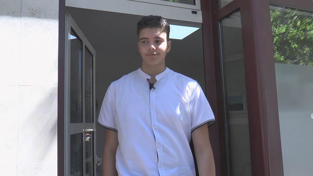 Lazar se nakon 13 godina prvi put ošišao i svu kosu donirao (3) .jpg