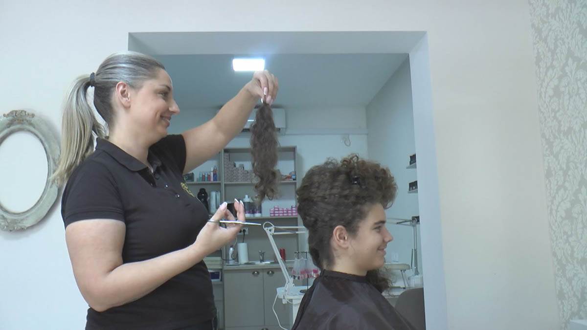 Lazar se nakon 13 godina prvi put ošišao i svu kosu donirao (4) .jpg