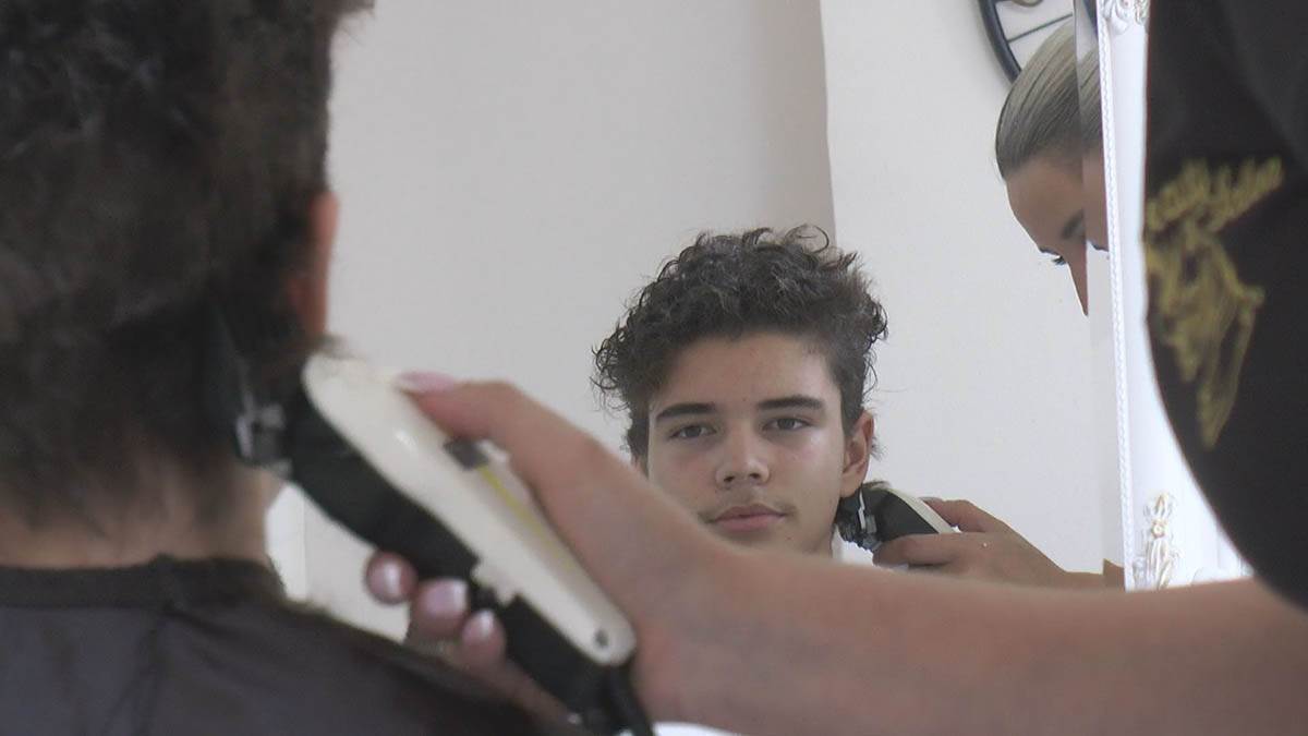 Lazar se nakon 13 godina prvi put ošišao i svu kosu donirao (5) .jpg