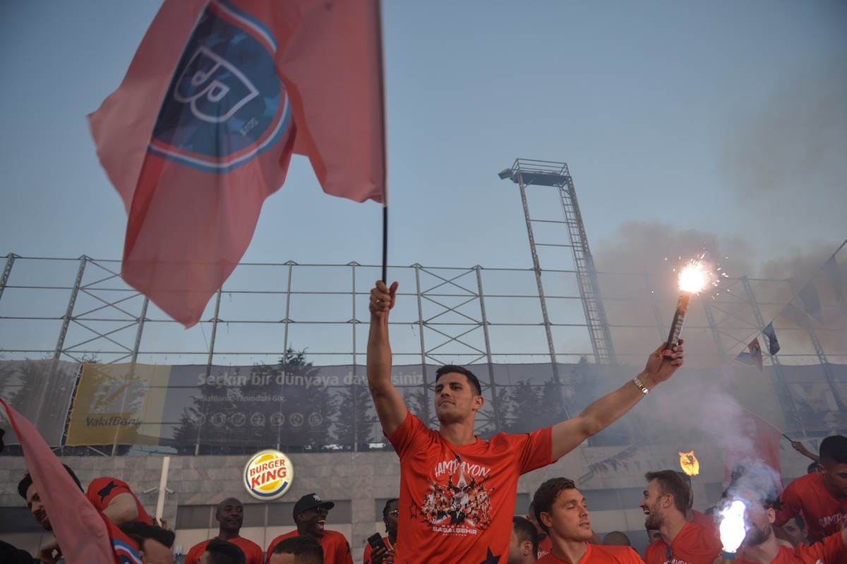 Danijel Aleksić slavi osvajanje titule u Turskoj sa Bahčešehirom