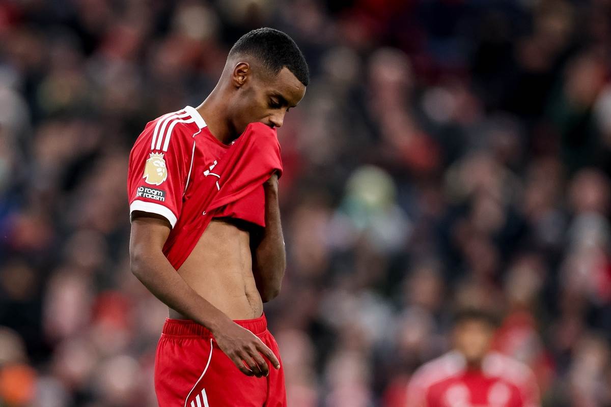 Aleksander Isak briše lice dresom