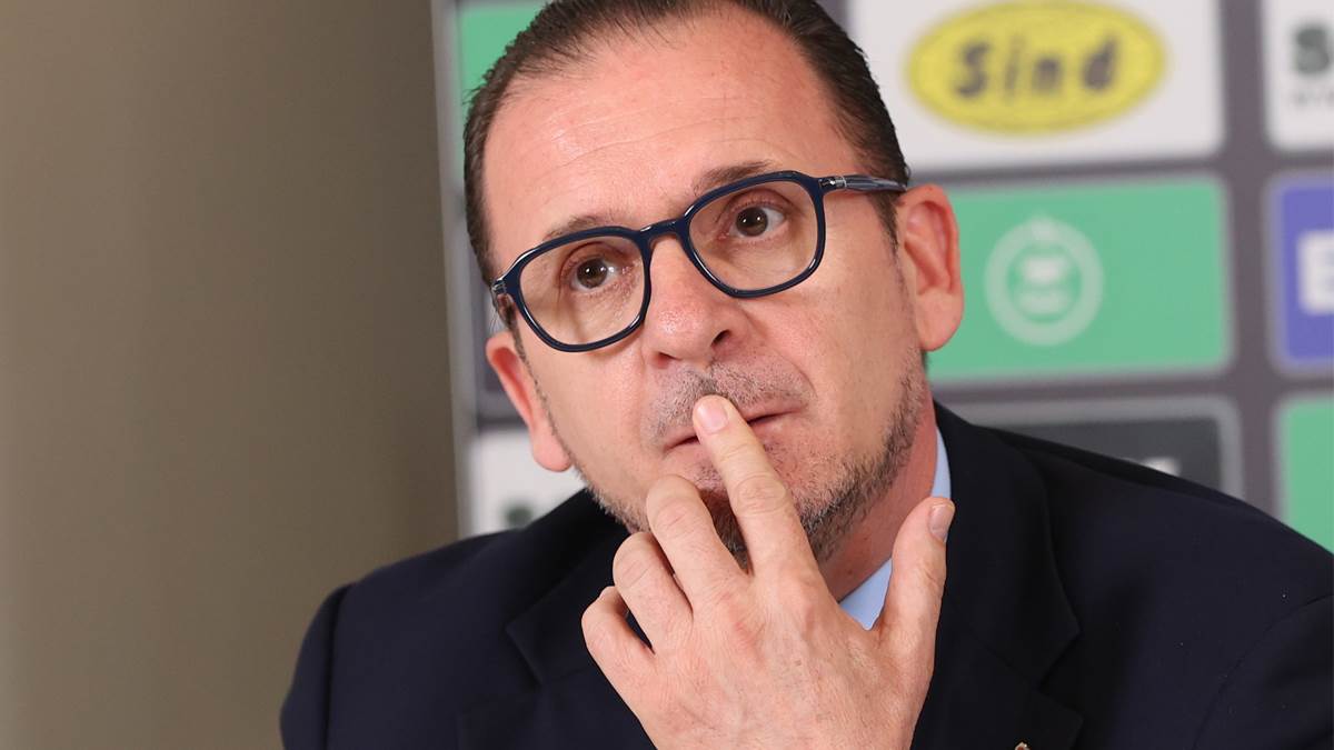 Predrag Mijatović s prstom na ustima.