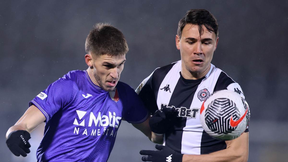 Janis Karabeljov u borbi za loptu