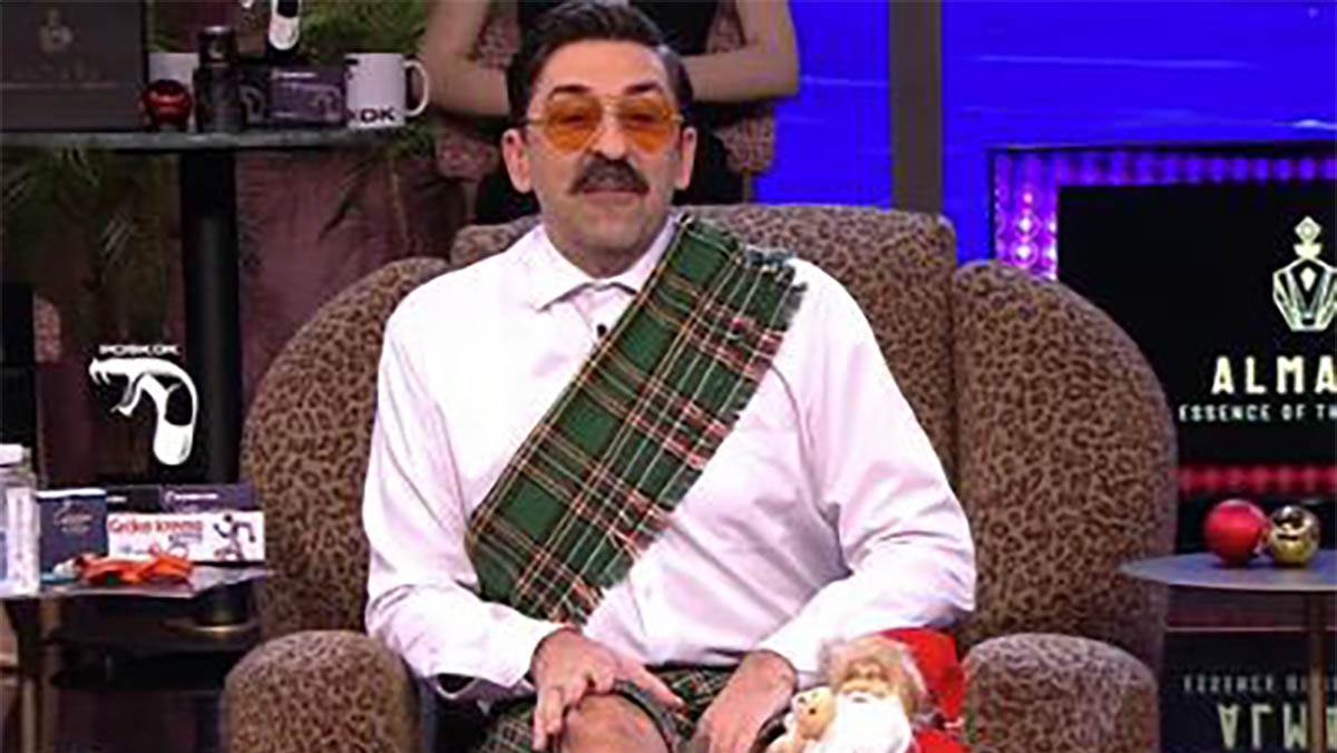 Ognjen Amidžić vodi emisiju u suknji (2).jpg