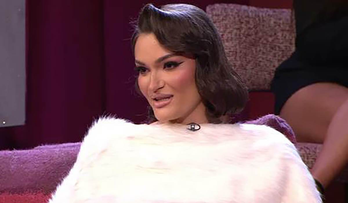 Ognjen Amidžić vodi emisiju u suknji (1).jpg