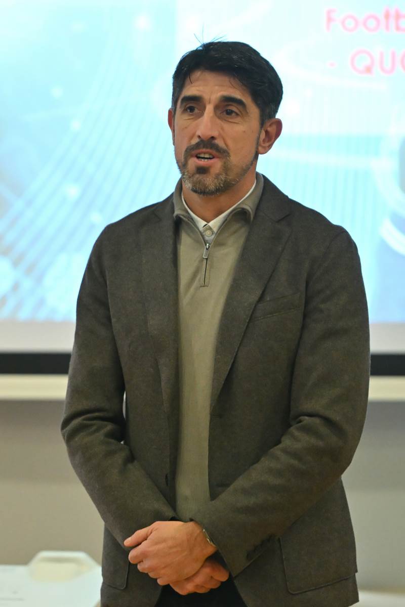 Veljko Paunović drži govor srpskim trenerima