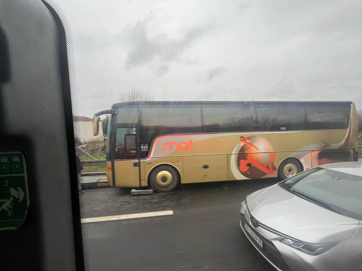 požar na autobusu kod Laste (2).jpg