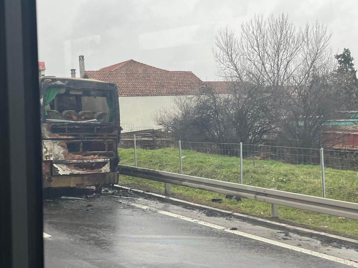 požar na autobusu kod Laste (4).jpg
