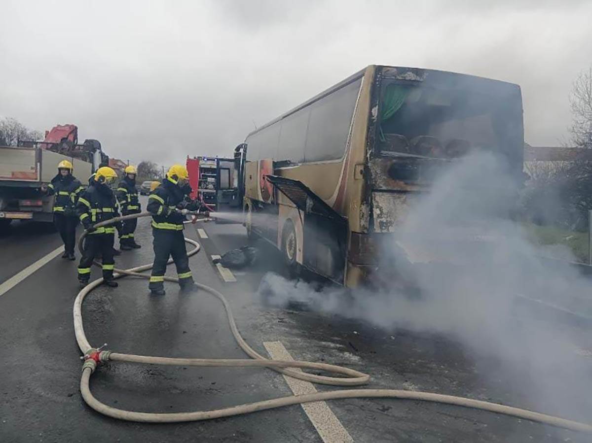 požar na autobusu kod Laste (5).jpg