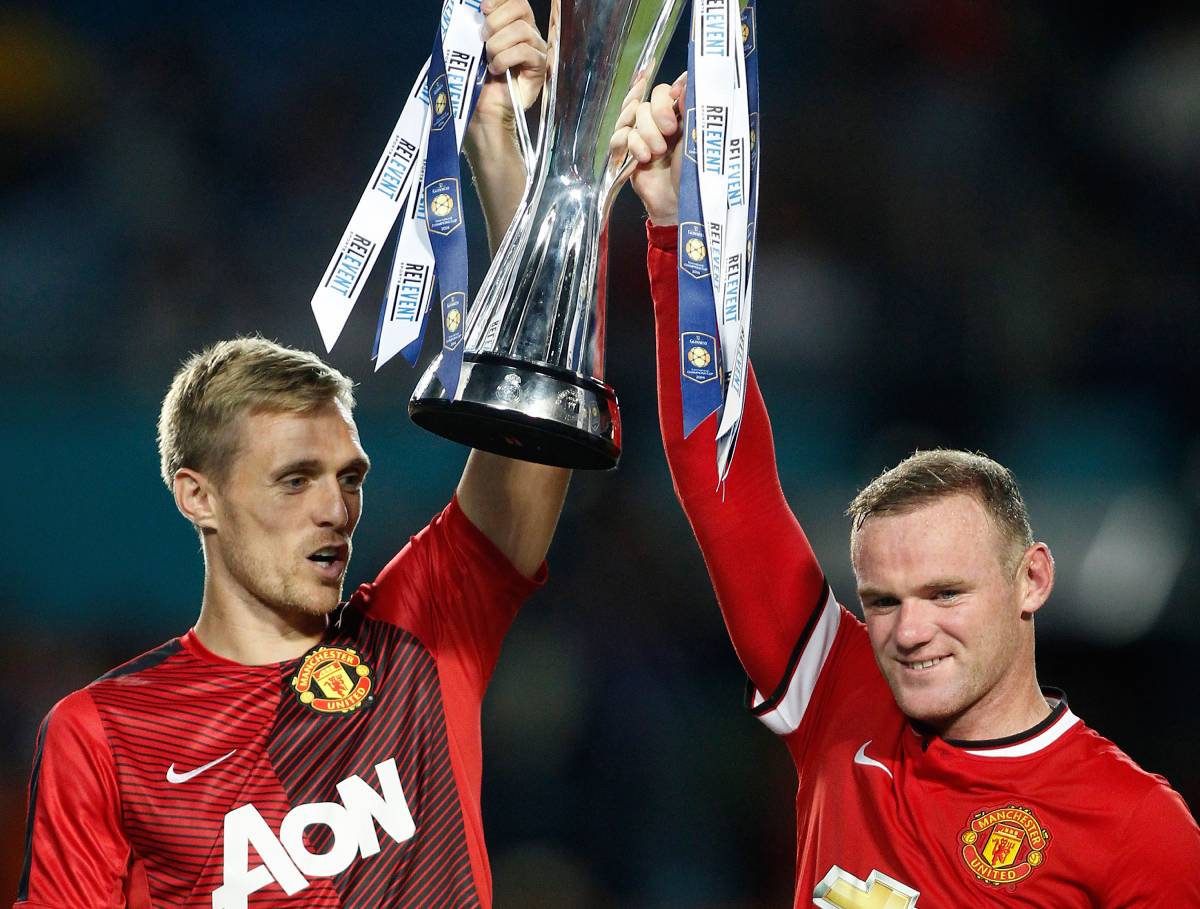 Daren Flečer i Vejn Runi drže trofej u Mančester junajtedu