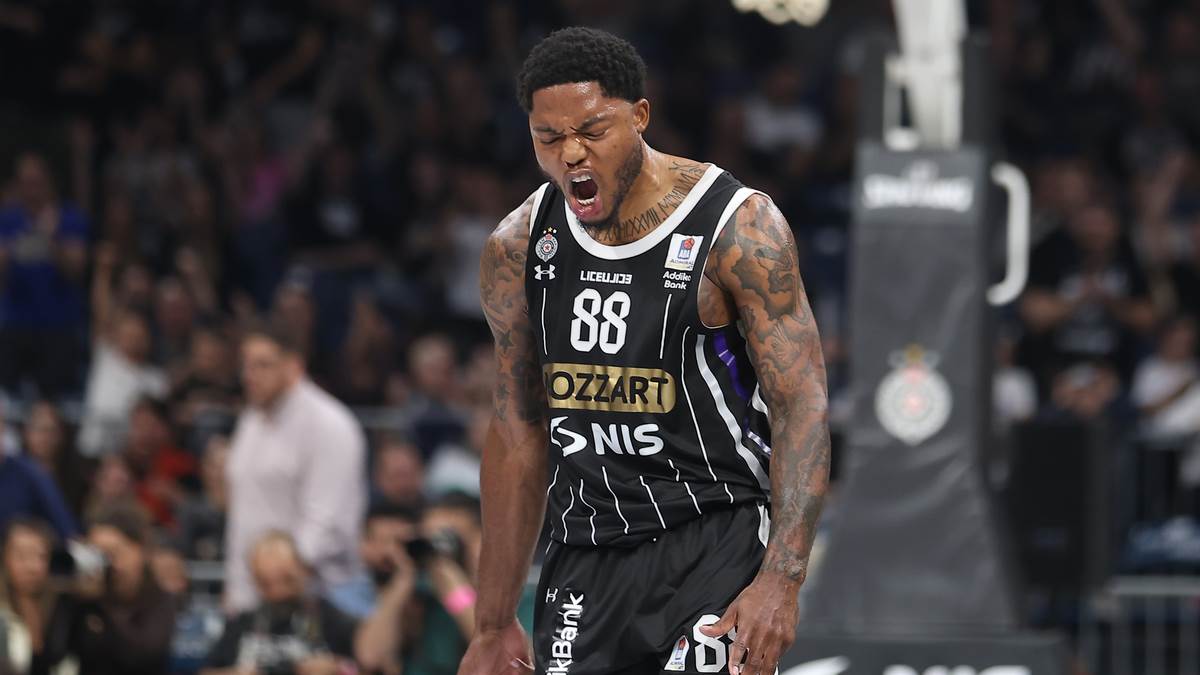 Tajrik Džouns se raduje nakon poena protiv Dubaija