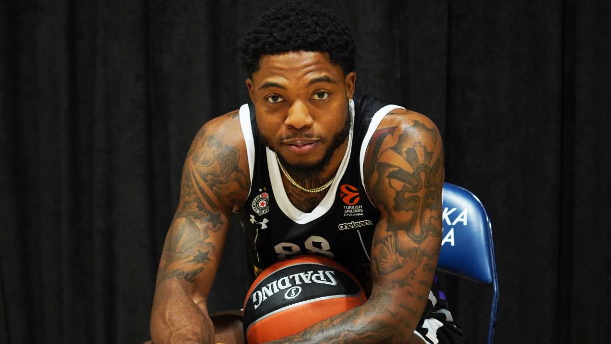 Tajrik Džouns sedi u stolici sa loptom