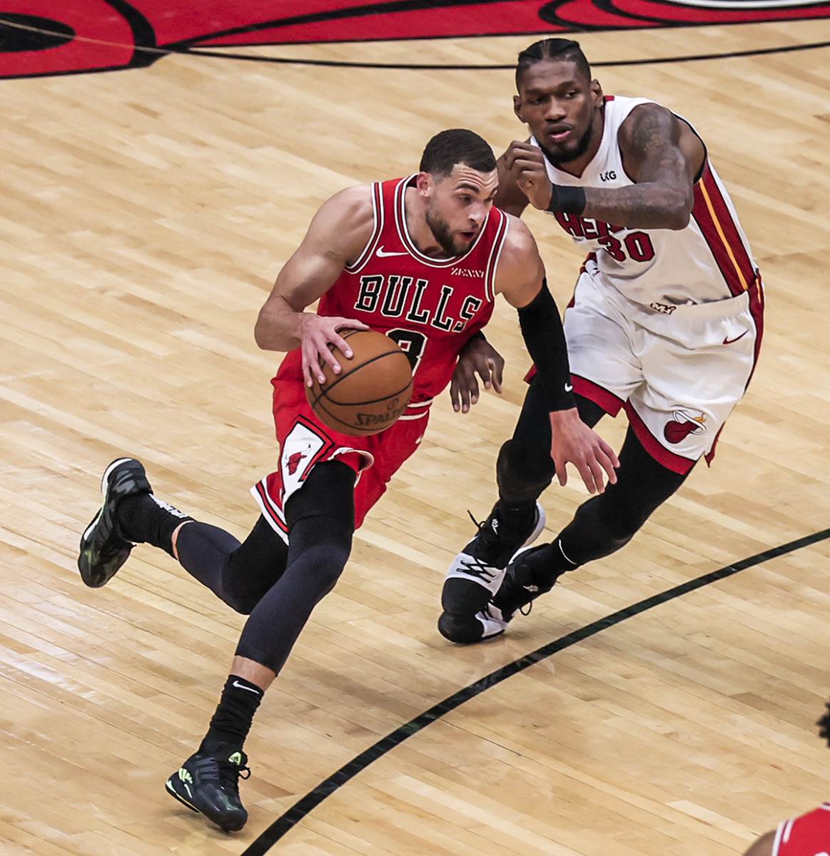 Kris Silva trči za Zekom Levinom.