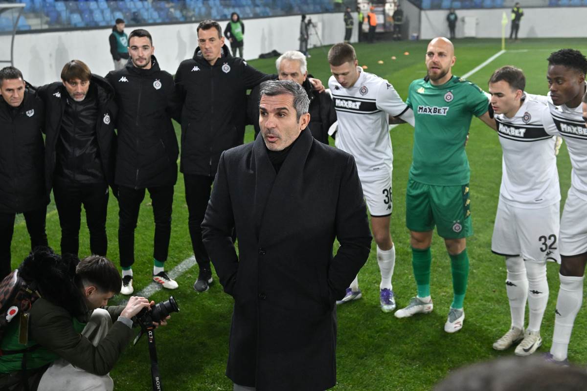 Nenad Stojaković sa igračima Partizana.