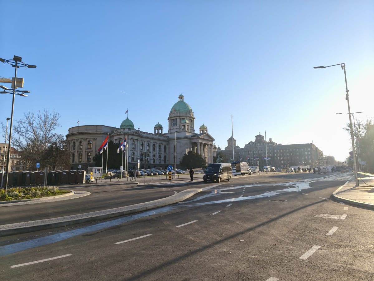 Uklonjeni šatori ispred Skupštine (2).jpg