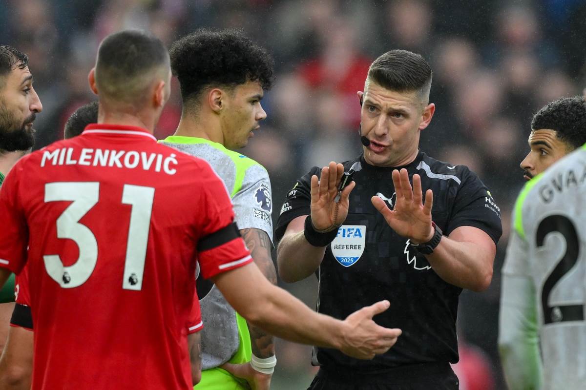 Nikola Milenković u svađi sa sudijom na Notingem Forest Mančester siti