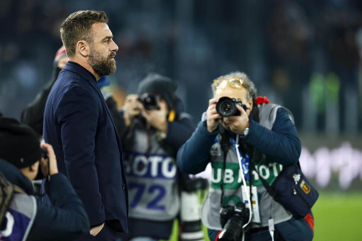 Danijele De Rosi pozira fotografima pred meč Roma Đenova