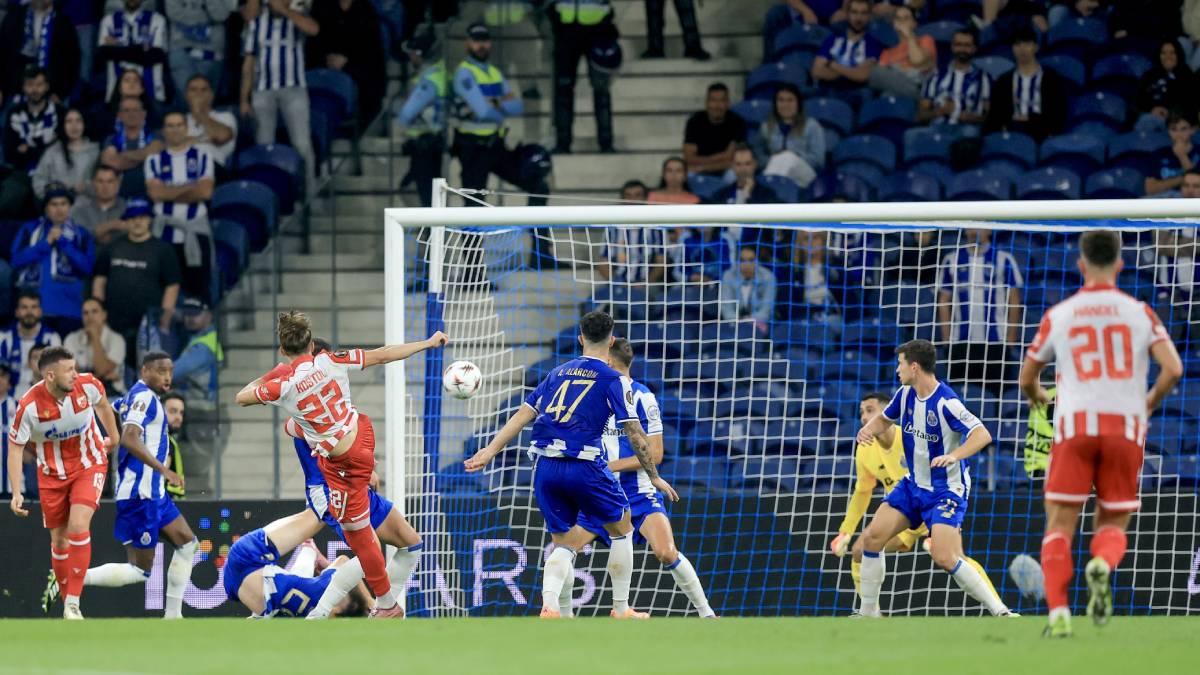 Vasilije Kostov daje gol protiv Portoa