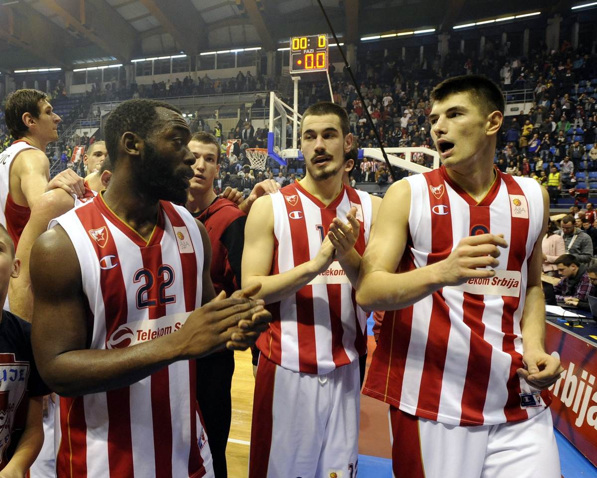 Čarls Dženkins u dresu Crvene zvezde sa Nikolom Kalinićem i Lukom Mitrovićem