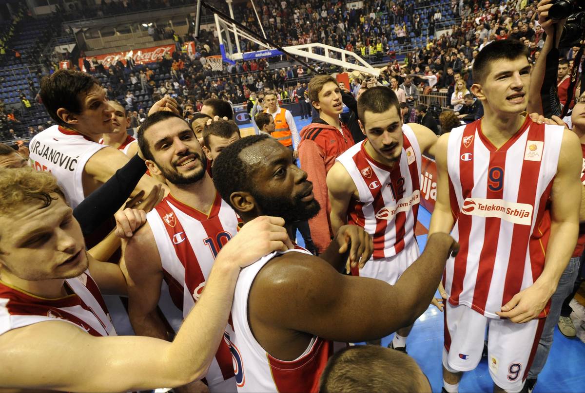 Čarls Dženkins u dresu Zvezde sa Nikolom Kalinićem, Lukom Mitrovićem, Brankom Lazićem, Bobijem Marjanovićem i Jakom Blažičem