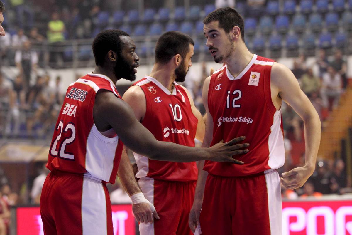 Čarls Dženkins u dresu Crvene zvezde sa Nikolom Kalinićem i Brankom Lazićem