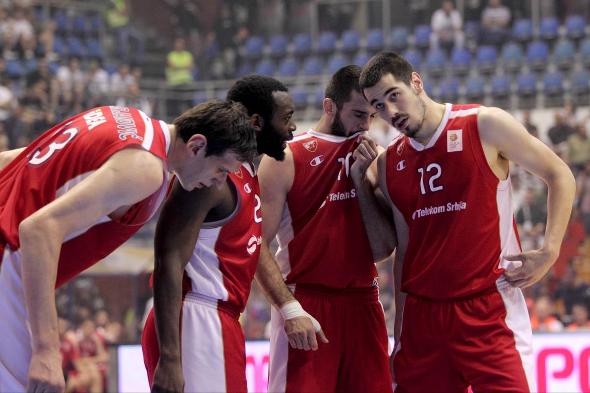 Čarls Dženkins u dresu Crvene zvezde sa Nikolom Kalinićem, Brankom Lazićem i Bobijem Marjanovićem