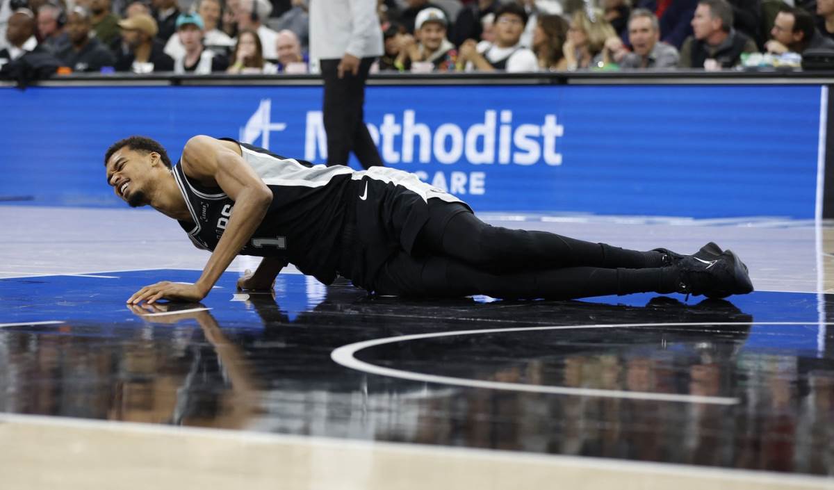 Viktor Vembanjama na podu posle povrede