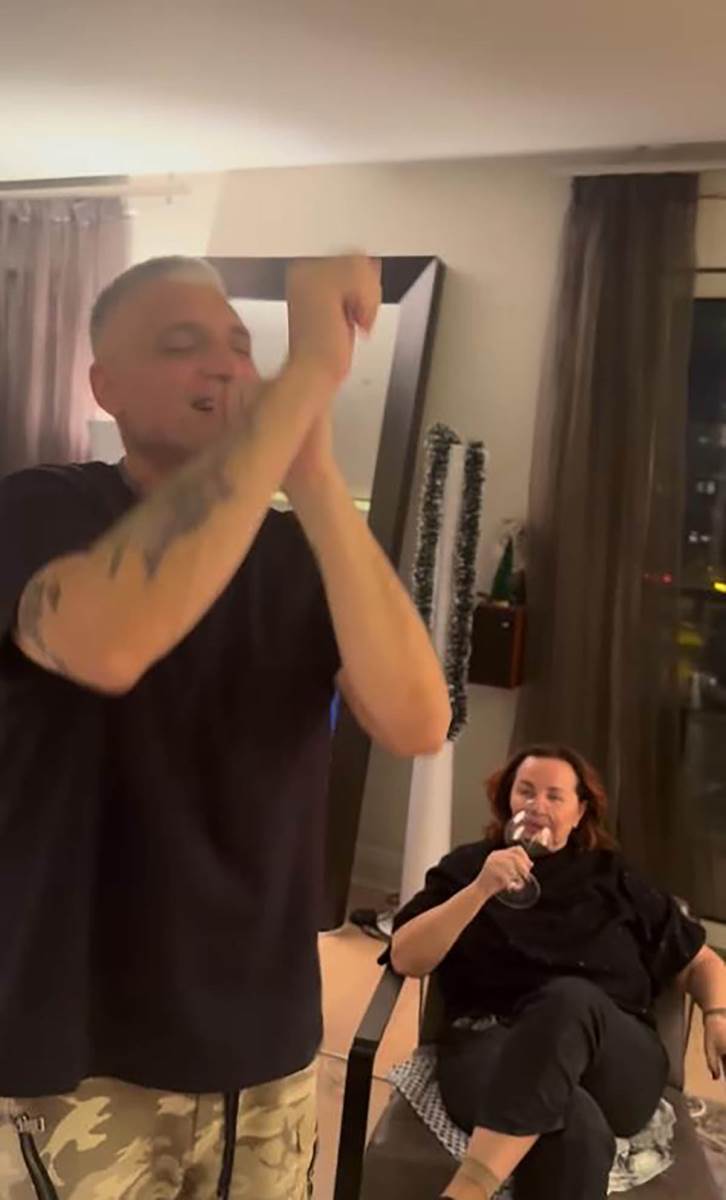 Ana Bekuta kod Čede Jovanovića i Aleksandra Kosa u stanu (1).jpg