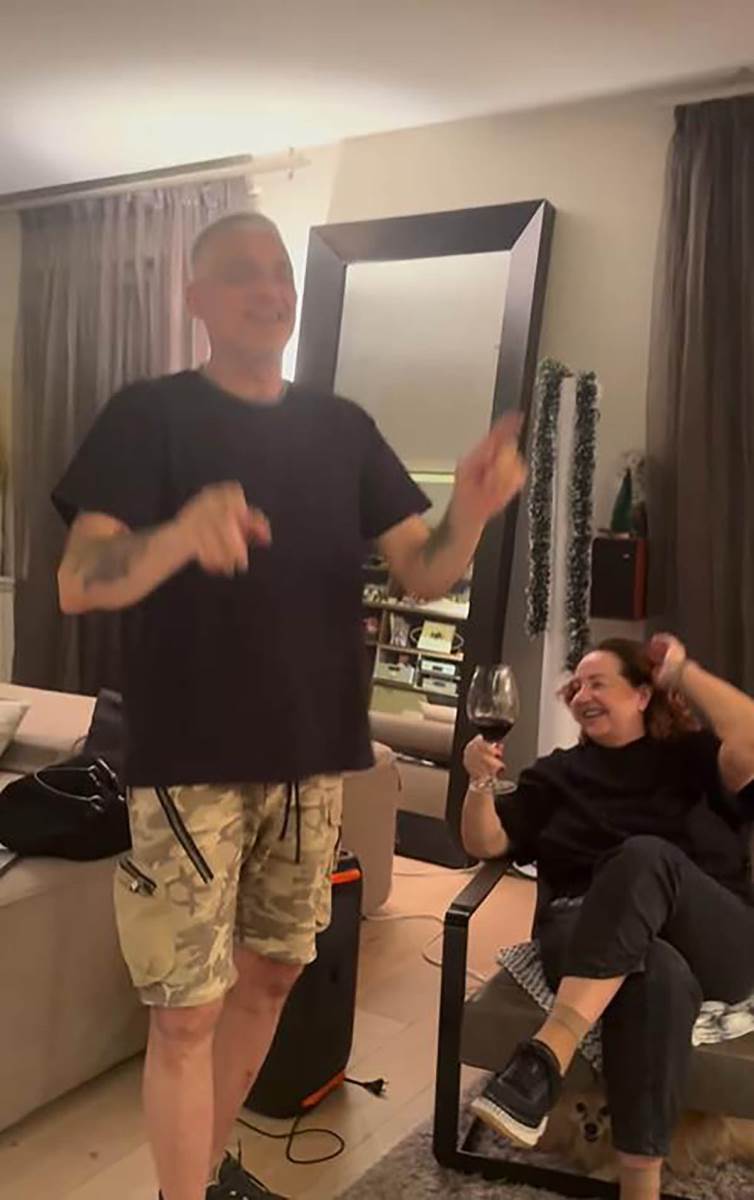 Ana Bekuta kod Čede Jovanovića i Aleksandra Kosa u stanu (4).jpg