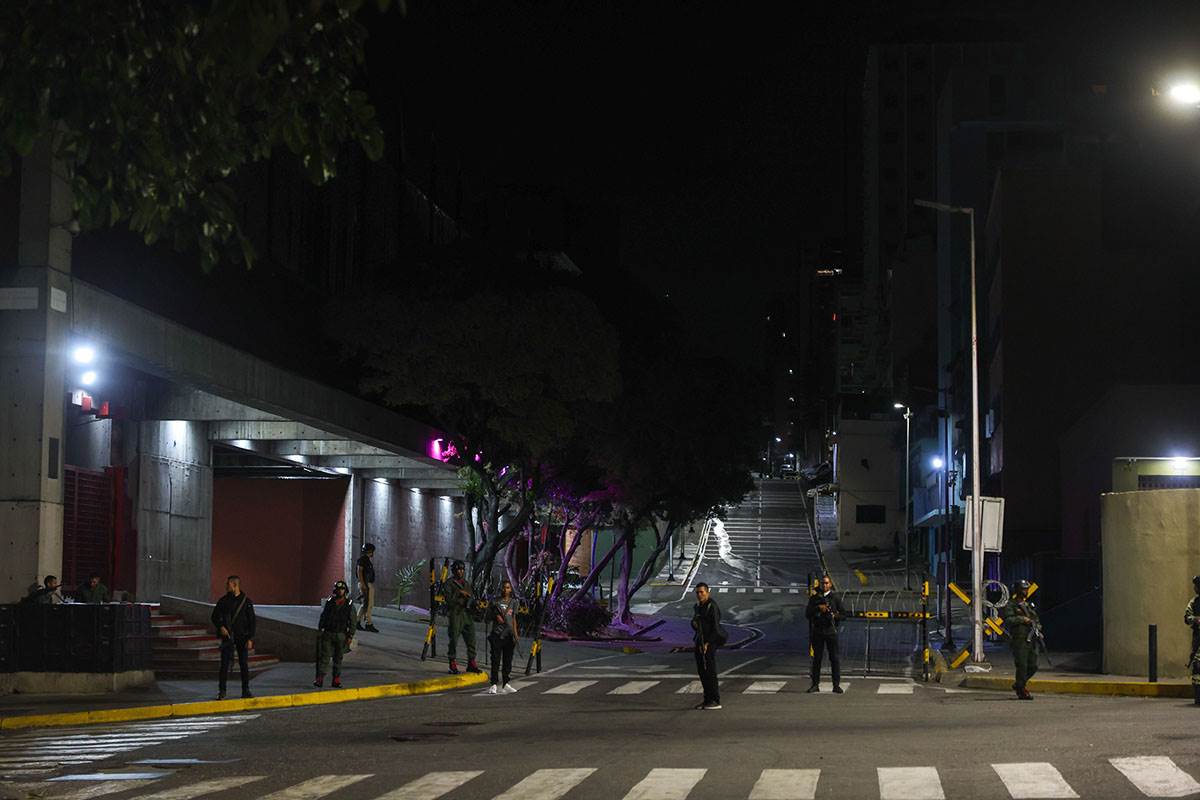 Vojno osoblje čuva predsedničku palatu Miraflores u Karakasu (2).jpg