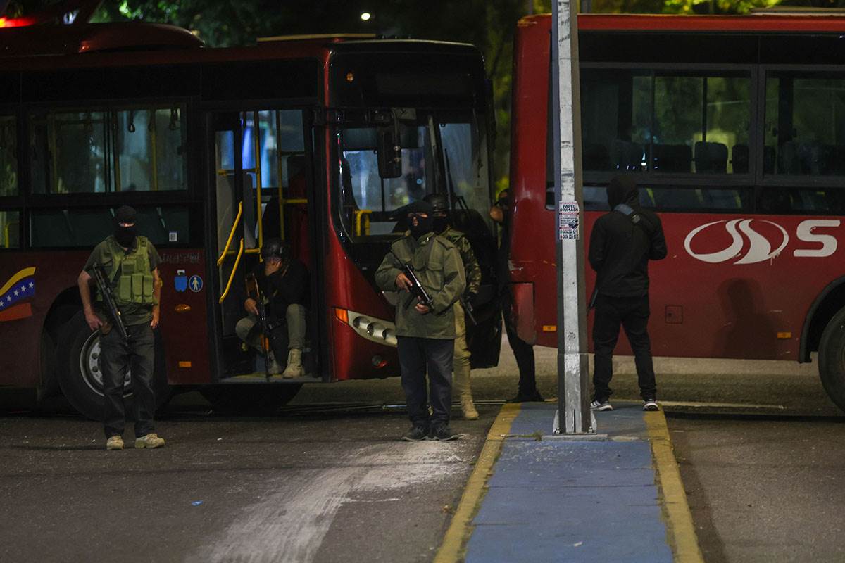 Vojno osoblje čuva predsedničku palatu Miraflores u Karakasu (3).jpg
