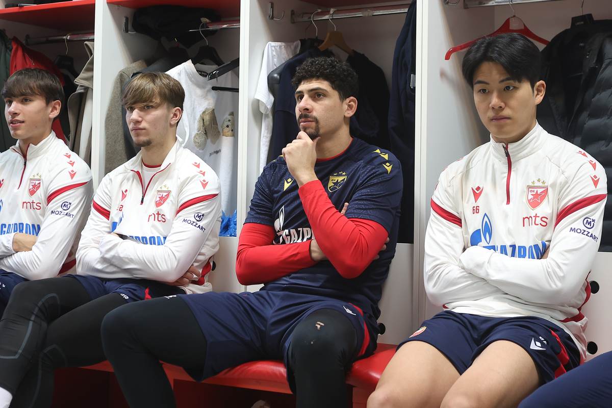 Vasilije Kostov sa Mateušom i Seolom u svlačionici Zvezde