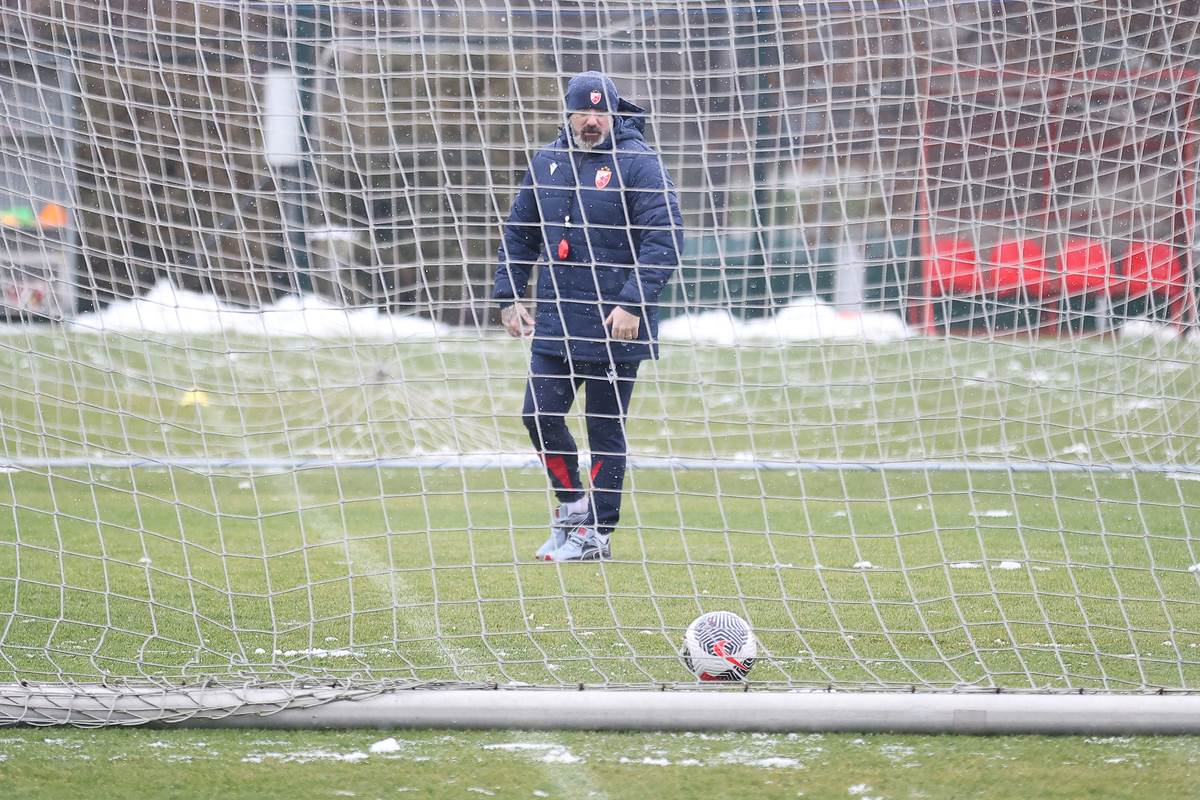 Dejan Stanković na treningu na pomoćnom terenu Zvezde