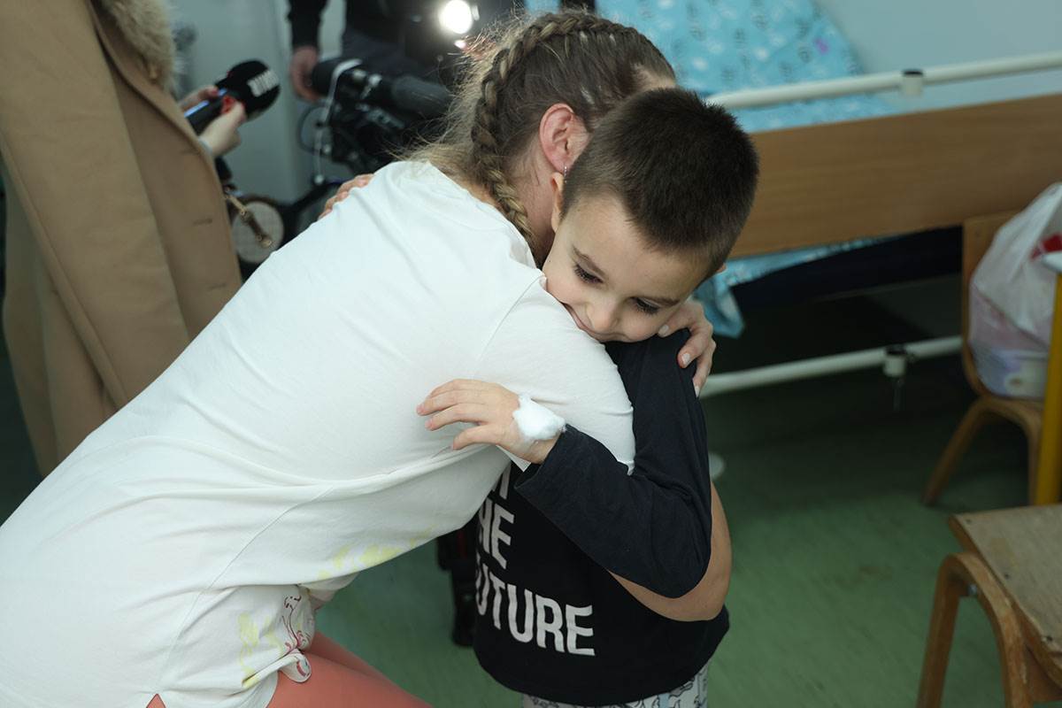 Kurir obradovao decu u KBC "Dr Dragiša Mišović"