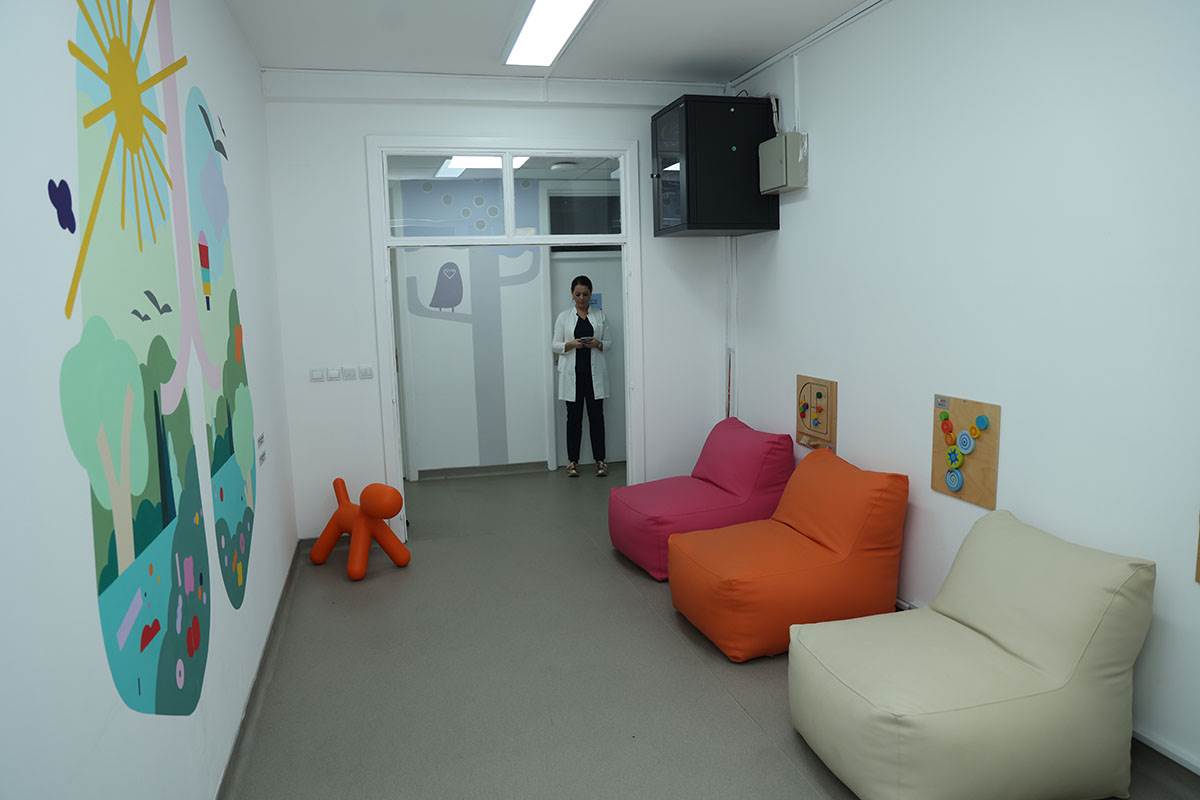 Kurir obradovao decu u KBC "Dr Dragiša Mišović"