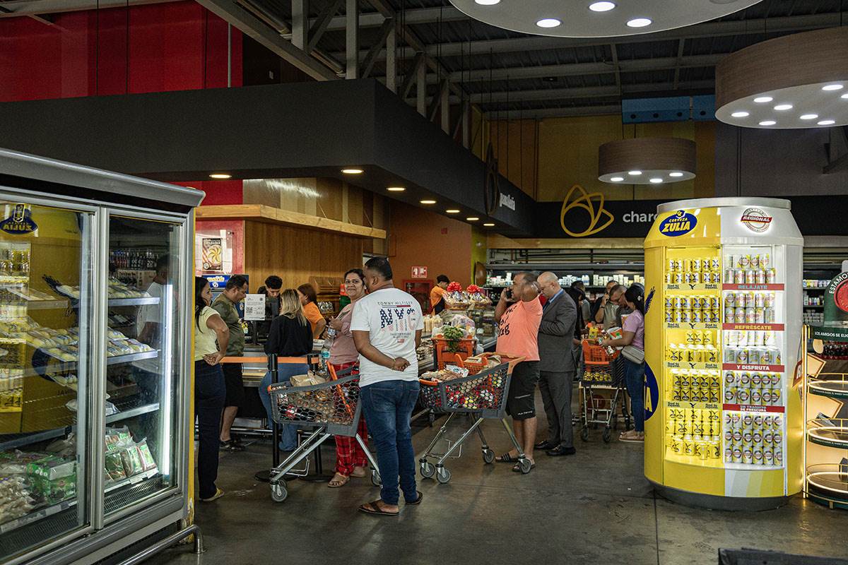 Redovi u marketima i benzinskim pumpama u Karakasu nakon hapšenja Madura (1).jpg