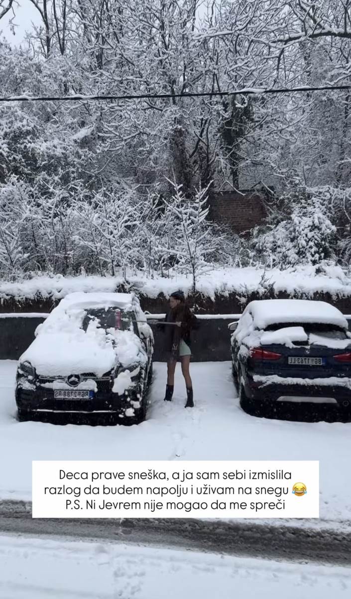 Danijela Dimitrovska u šortsu na snegu (1).jpg