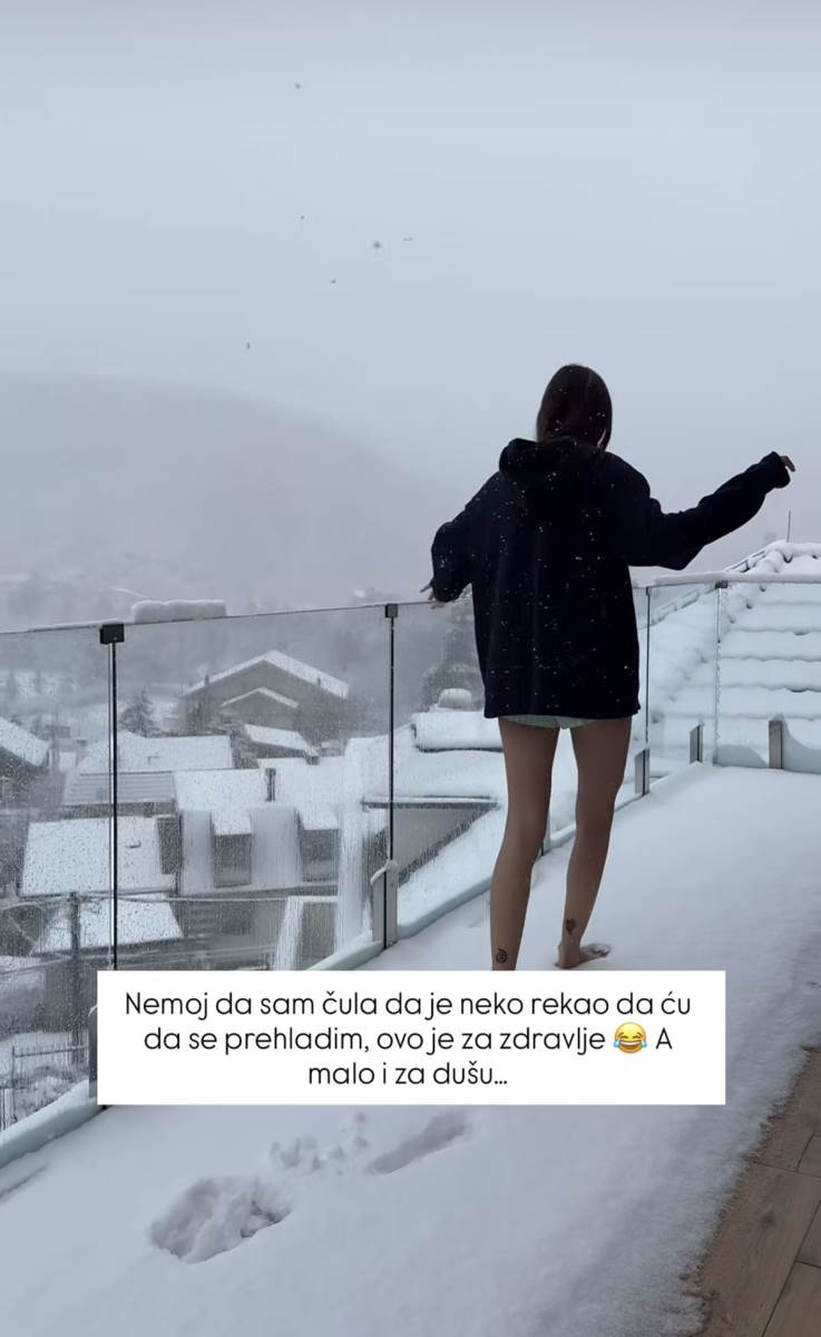 Danijela Dimitrovska u šortsu na snegu (2).jpg