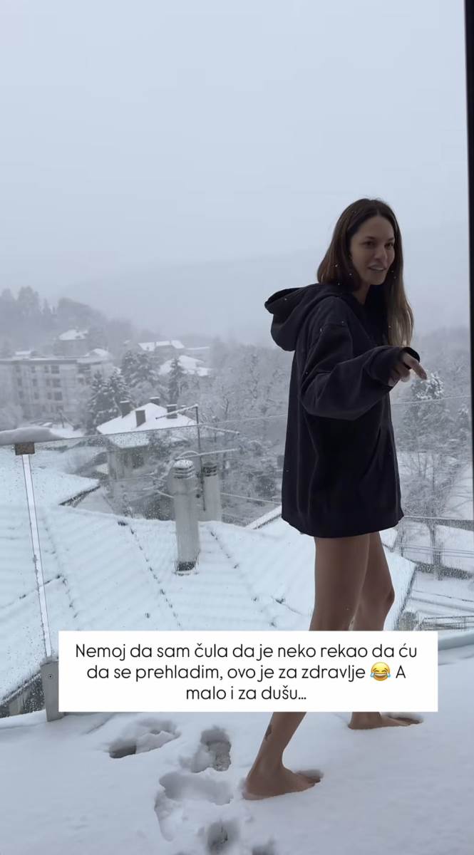 Danijela Dimitrovska u šortsu na snegu (3).jpg