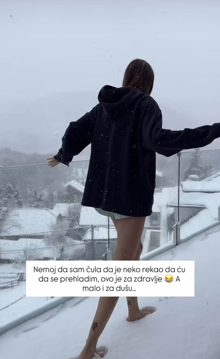 Danijela Dimitrovska u šortsu na snegu (4).jpg