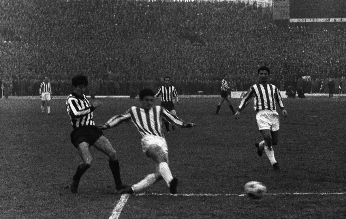 Dragoslav Šekularac na derbiju protiv Partizana na JNA