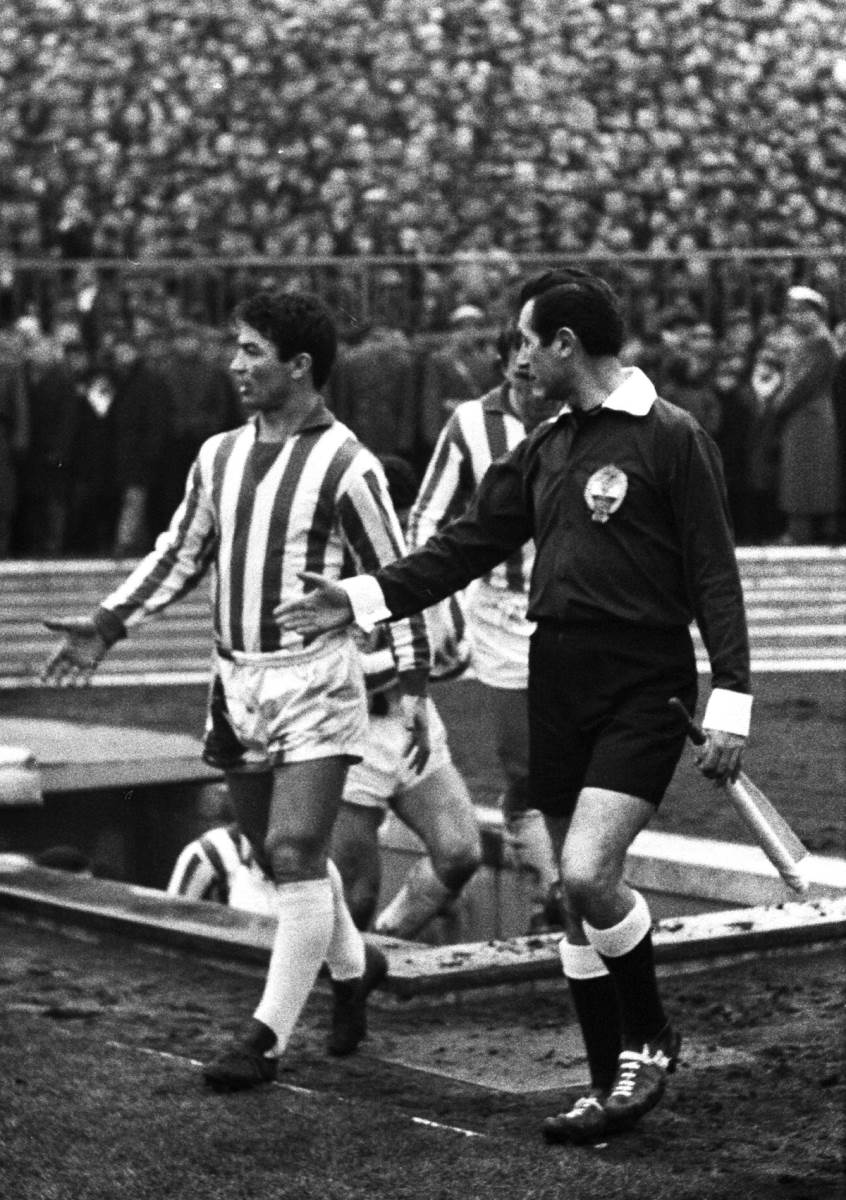 Dragoslav Šekularac u svađi sa sudijom na utakmici Crvene zvezde