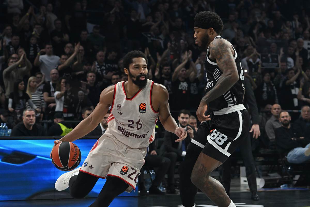 Spenser Dinvidi u prodoru protiv Tajrika Džounsa u Beogradskoj areni na Partizan Bajern