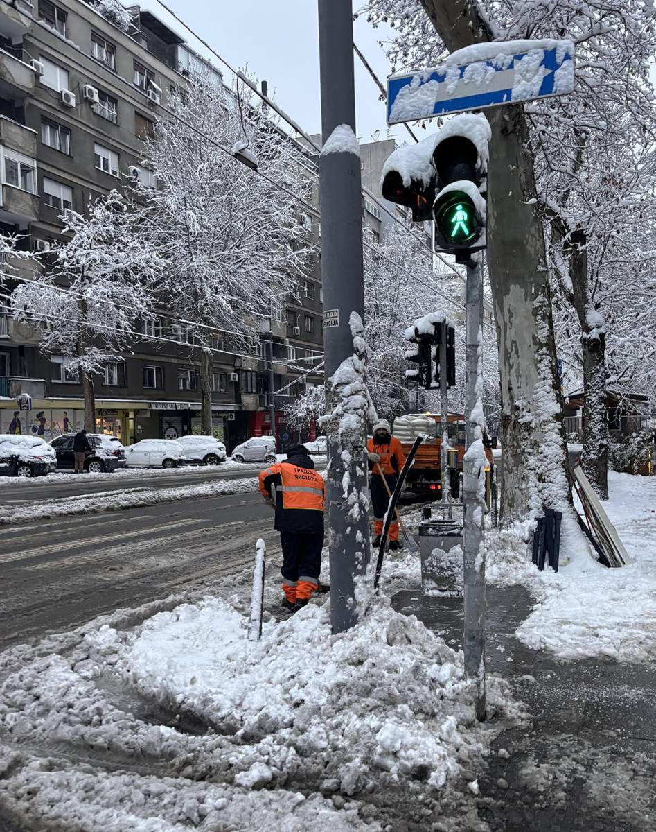 Sve gradske službe u punom kapacitetu uklanjaju posledice velikih snežnih padavina (2).jpg