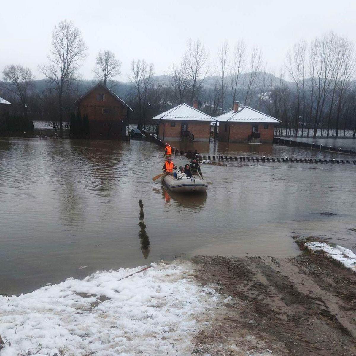 Evakuacija iz vikend naselja kod Ljubovije (1).jpg
