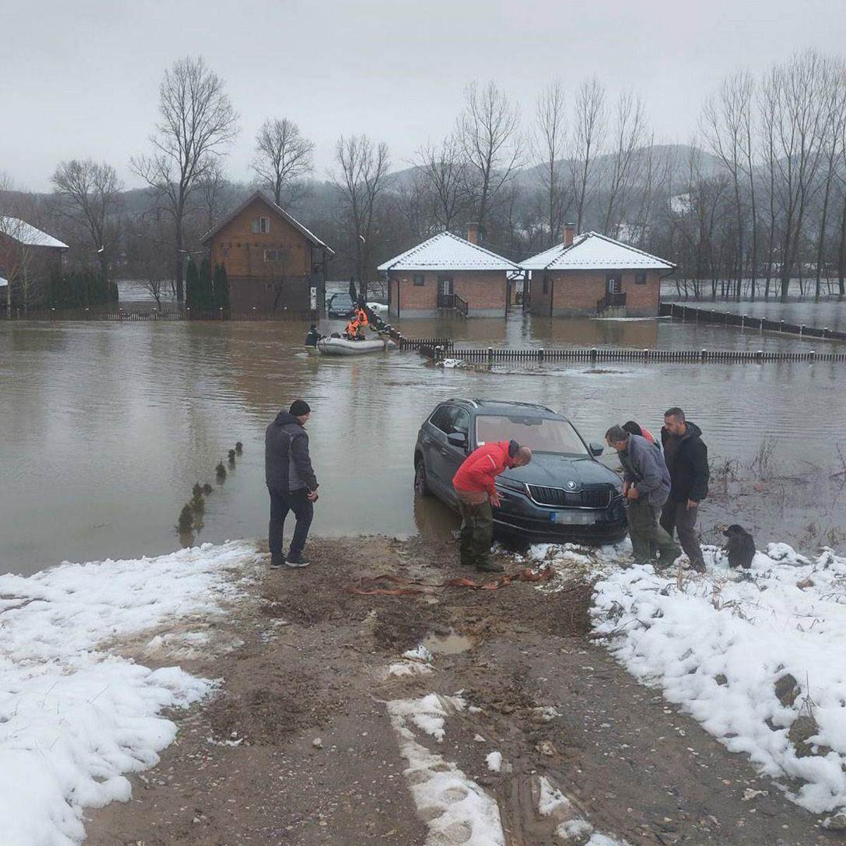 Evakuacija iz vikend naselja kod Ljubovije (2).jpg