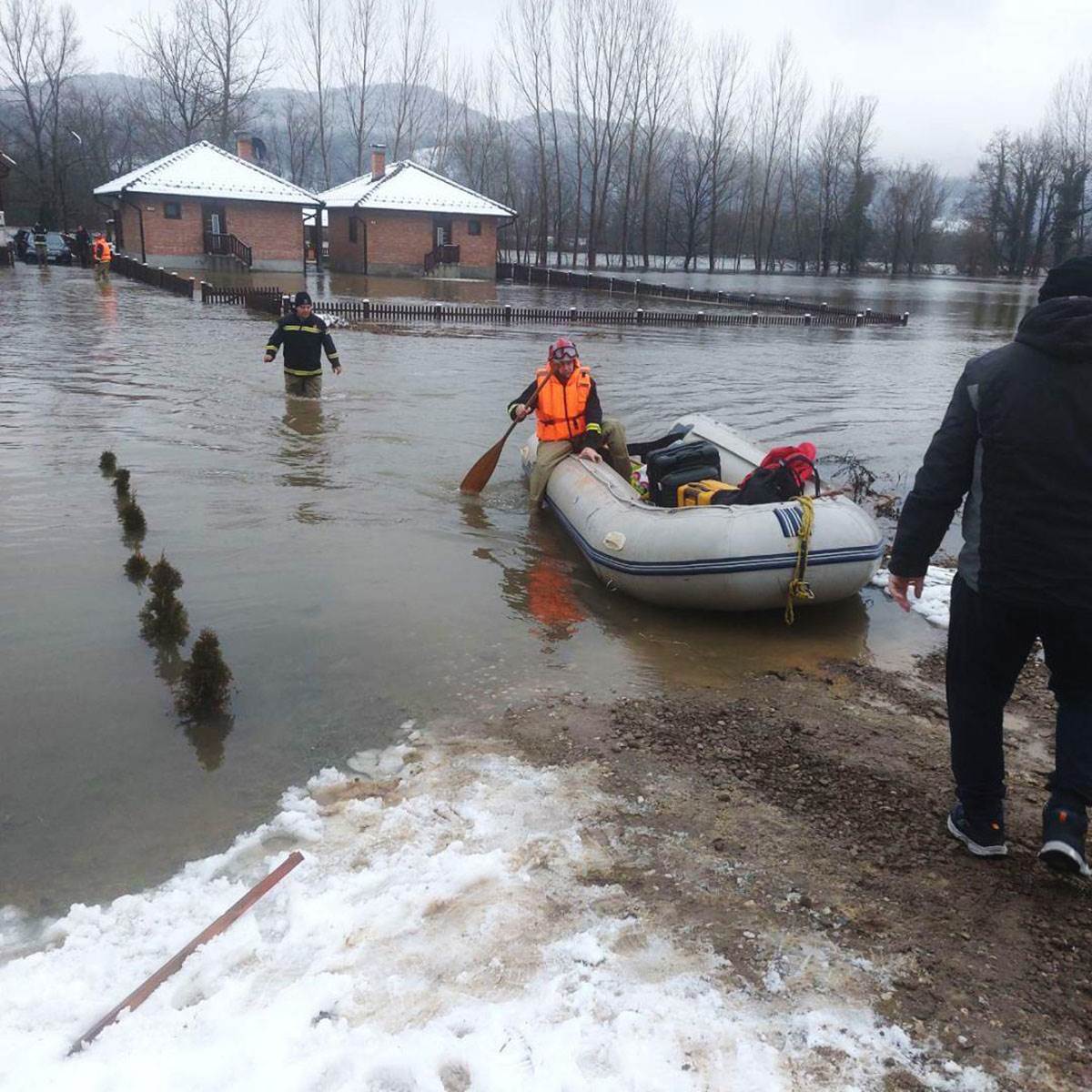Evakuacija iz vikend naselja kod Ljubovije (3).jpg
