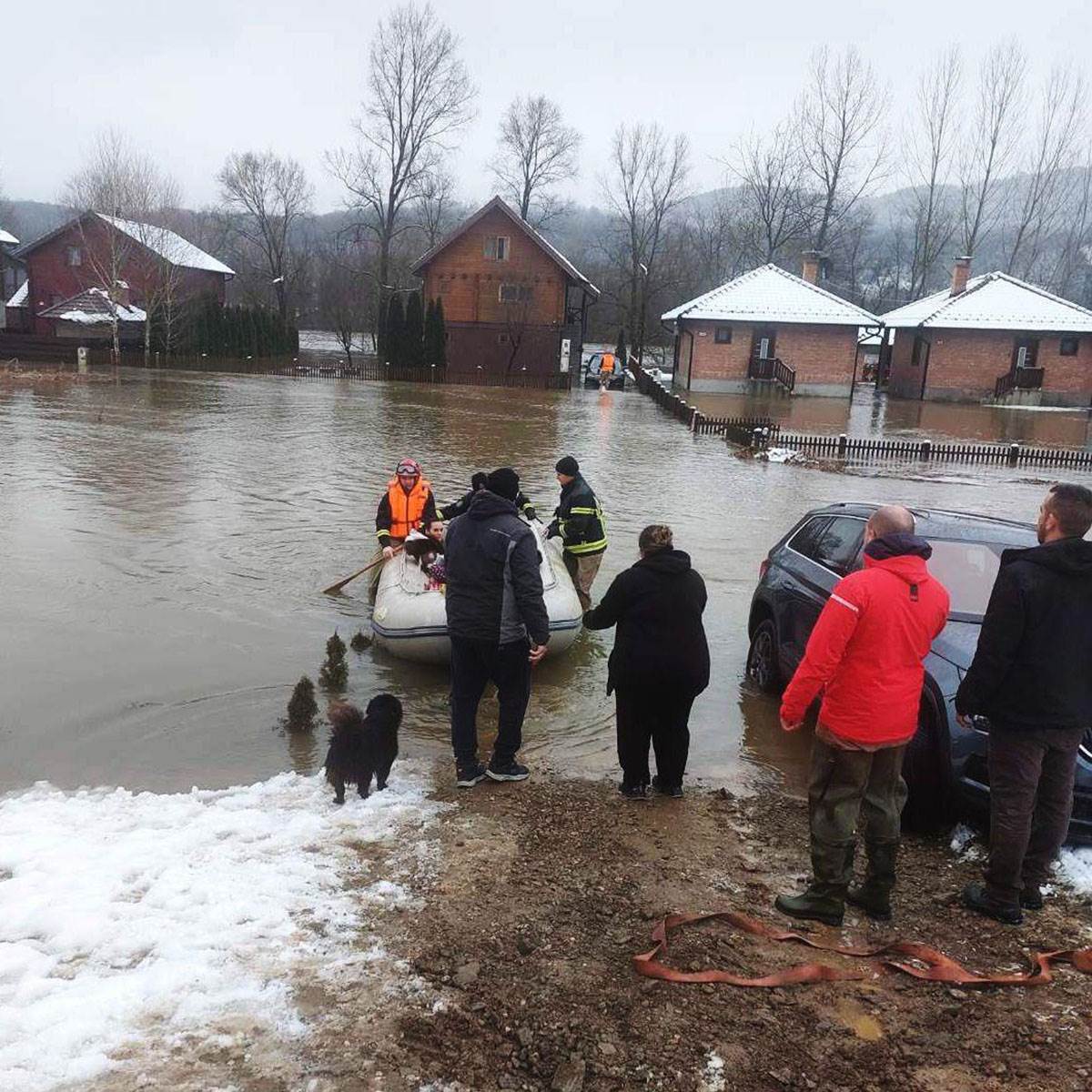 Evakuacija iz vikend naselja kod Ljubovije (4).jpg