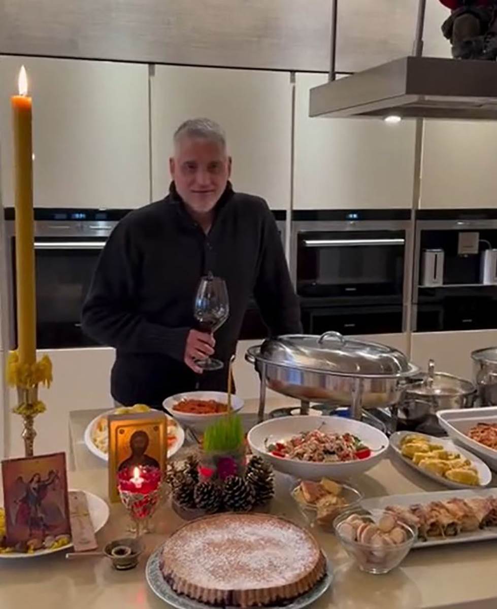 Čeda Jovanović proslavlja Badnji dan u luks domu sa Acom (2).jpg