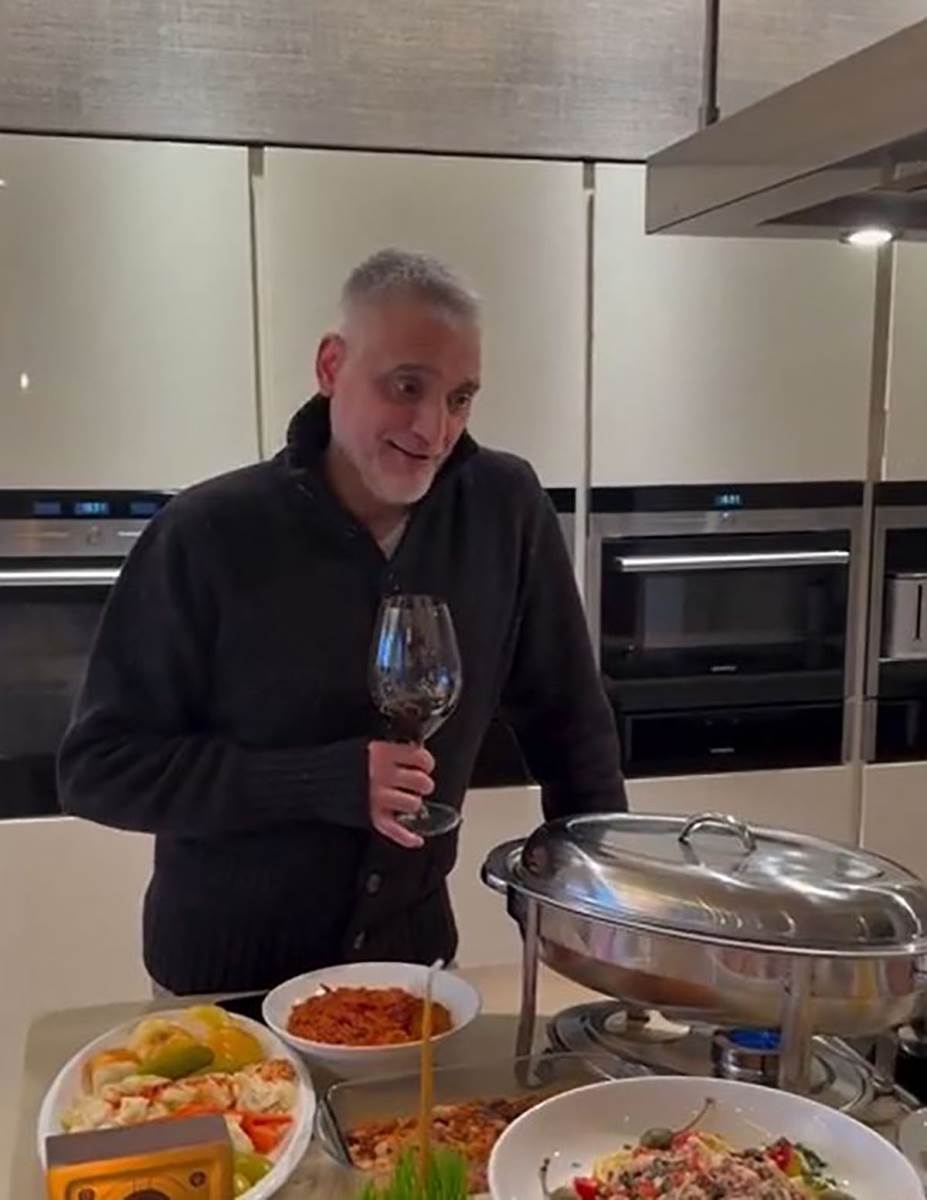 Čeda Jovanović proslavlja Badnji dan u luks domu sa Acom (3).jpg